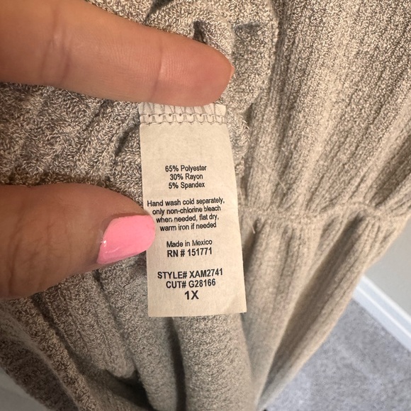 NWT Gray Sleeveless V-Neck Romper - Picture 7 of 7